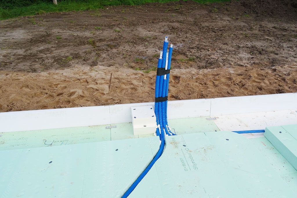 Kalt- und Warmwasserleitungen verlegen – Baustellenfoto 1